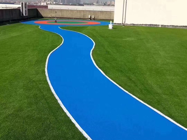 草坪蓝色小区健身步道